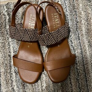 Italian Shoemakers Infamous sandals with Patterned woven stretch Strap Size 6
